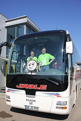 BDKJ-Referentin Stephanie Bernreuther und Betriebsleiter Georg Jägle im „VIP-Bus“.