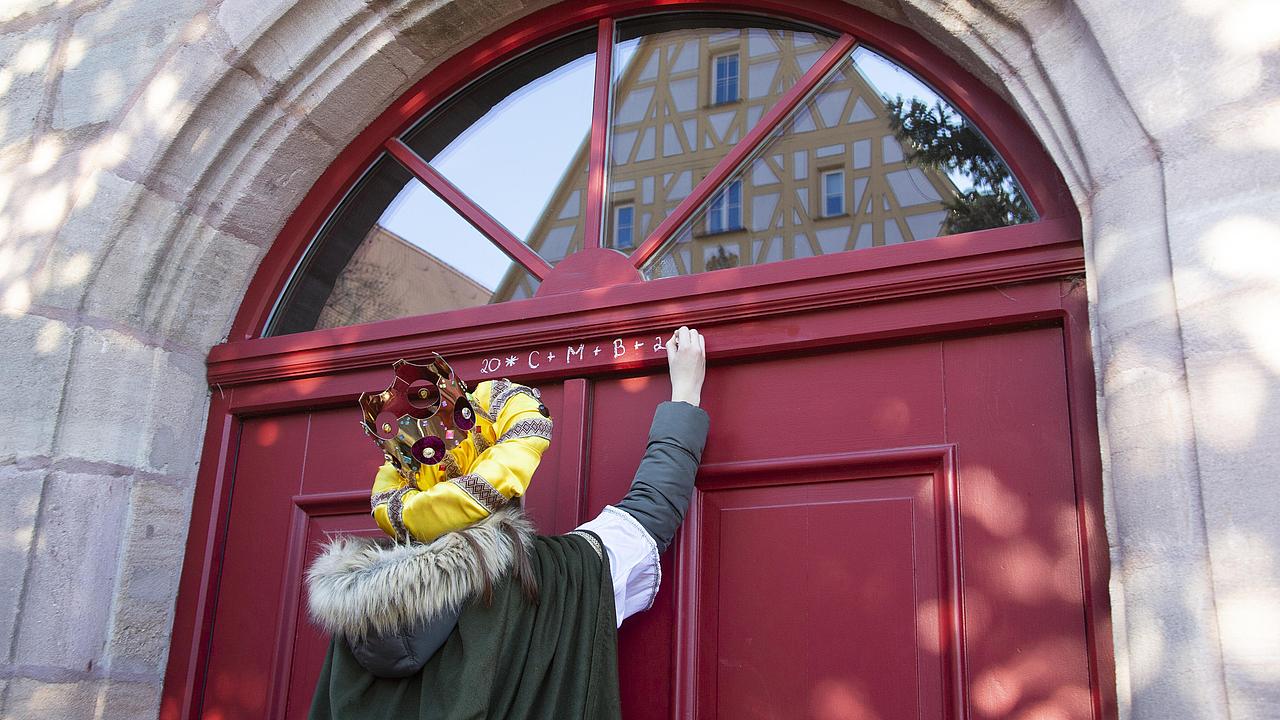 Sternsinger schreiben den Segensspruch an die Tür. pde-Foto: Anika Taiber-Groh
