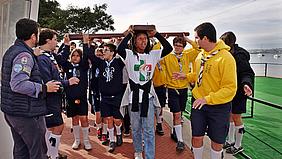 Jugendliche mit dem Weltjugendtagskreuz bei der Ankunft in Seixal auf der Insel Madeira.