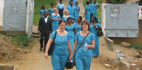 Besuch eines Gottesdienstes in traditioneller COSRA-Kleidung. Foto: BDKJ